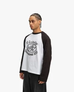 INTERNATIONAL LONGSLEEVE BLACK/WHITE -Vicinity Fashion Store MODEL 2 54d7cf22 65a1 4978 957b eddf288063dc