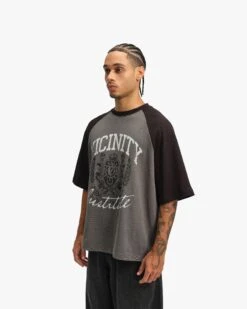 INSTITUTE TEE GREY/BLACK -Vicinity Fashion Store MODEL 2 7514ec01 1a43 4a85 99f0 d6366b255a52