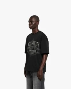 ALL SEASONS TEE BLACK -Vicinity Fashion Store MODEL 2 7d38be5b fba6 418a b511 5685a9bcb654