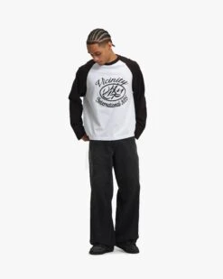 INTERNATIONAL LONGSLEEVE BLACK/WHITE -Vicinity Fashion Store MODEL 5 7736664f f4c6 4b06 b970 2984a9e747ae