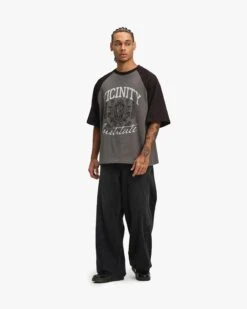 INSTITUTE TEE GREY/BLACK -Vicinity Fashion Store MODEL 5 96f80d47 9954 495d b27d 618aeacdcf9b