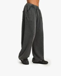 ACID WASHED JOGGER DARK GREY -Vicinity Fashion Store MODEL 5 cb167cbb 6dbd 48d3 bb81 80eb982e5e69