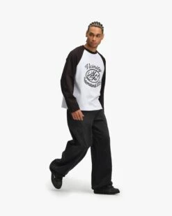 INTERNATIONAL LONGSLEEVE BLACK/WHITE -Vicinity Fashion Store MODEL 6 6336ef64 cc07 4637 8cf5 6f80f6f24f2e