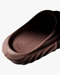 V-SLIDE - COCO BROWN -Vicinity Fashion Store Untitled 1 0005 Sole VVS Ecom Still Life Brown v003