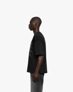 ALL SEASONS TEE BLACK -Vicinity Fashion Store model 3 d8b8fa25 89a0 4d83 abdd 7f402fac3109