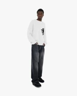 V-LOGO KNITWEAR WHITE -Vicinity Fashion Store pose