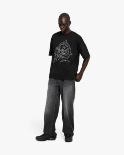 CONSTRUCTION LOGO TEE BLACK -Vicinity Fashion Store pose02 d6b0efdb 5de5 4e1e a9fd 1678fd69f253