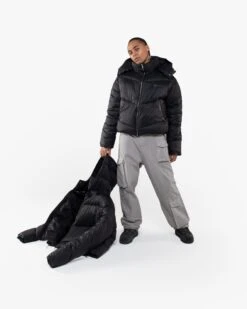 V-PUFFER JACKET BLACK -Vicinity Fashion Store website pic main 0000 21122022 Vicinity Puffershoot 636