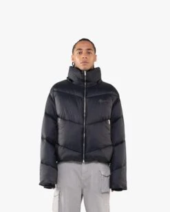 V-PUFFER JACKET BLACK -Vicinity Fashion Store website pic main 0007 Backgroundcopy17 74527e87 f7c8 4a32 a68d 3aded3d656f3